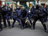 HAOS U PARIZU: Policija pendrecima tukla demonstrante tokom prvomajskih protesta