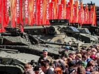 BIZARNA PUTINOVA POSTAVKA: Rusi izložili zapadne tenkove i vojnu opremu koju su zaplijenili od Ukrajinaca (FOTO)